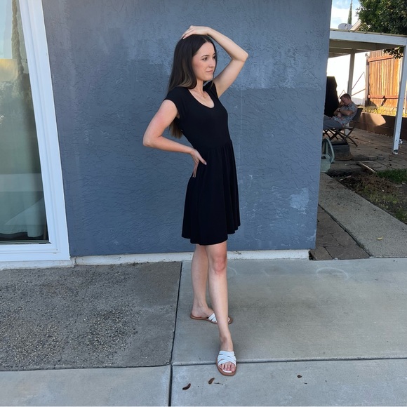 Black Knit Open-Back Cap-sleeve Skater Dress 🌿 - Picture 4 of 9